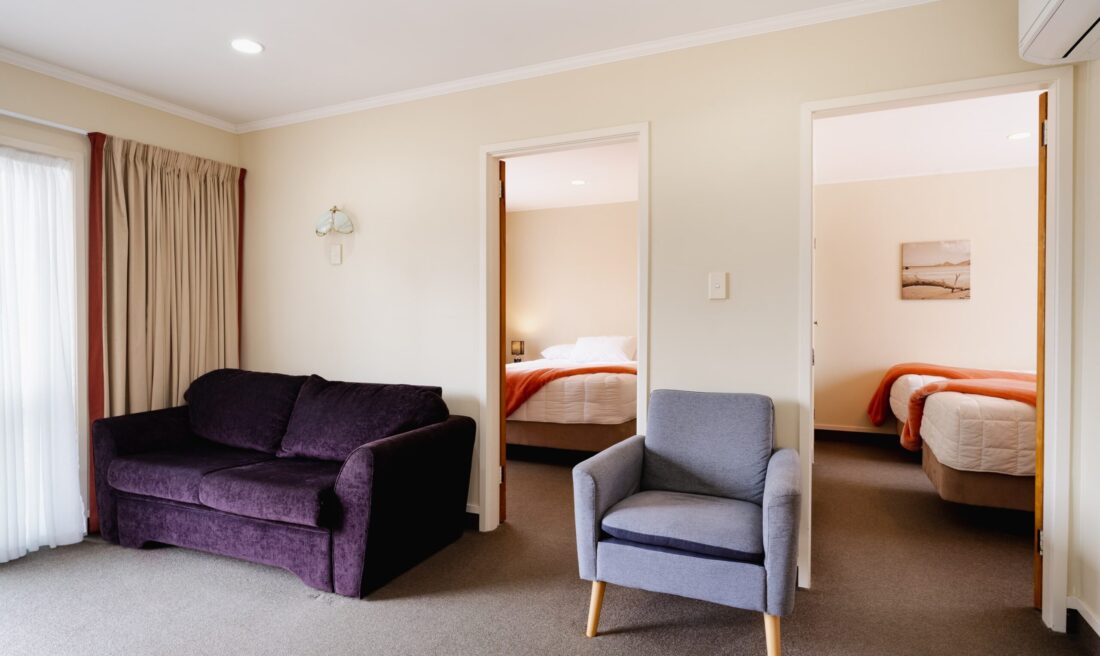 Highway Lodge Motel Accommodation In Balclutha - Queen Twin Two Bedroom Unit