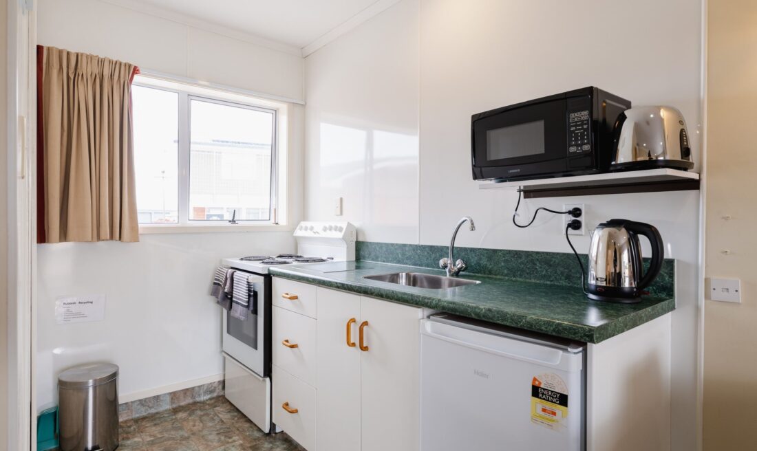 Highway Lodge Motel Accommodation In Balclutha - Queen Twin Two Bedroom Unit - Kitchen