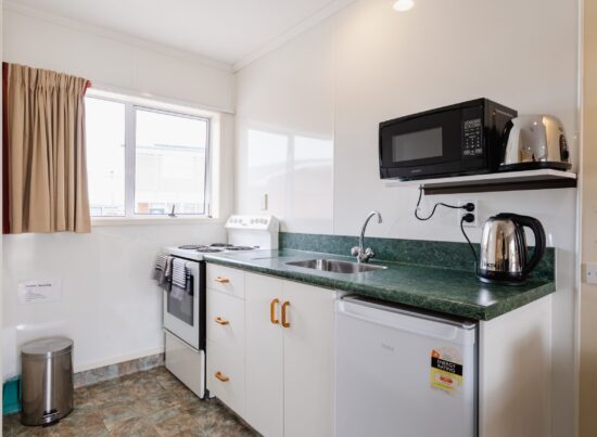 Highway Lodge Motel Accommodation In Balclutha - Queen Twin Two Bedroom Unit - Kitchen