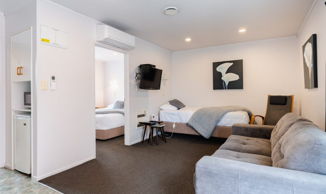 Highway Lodge Motel Accommodation in Balclutha - King One Bedroom Unit