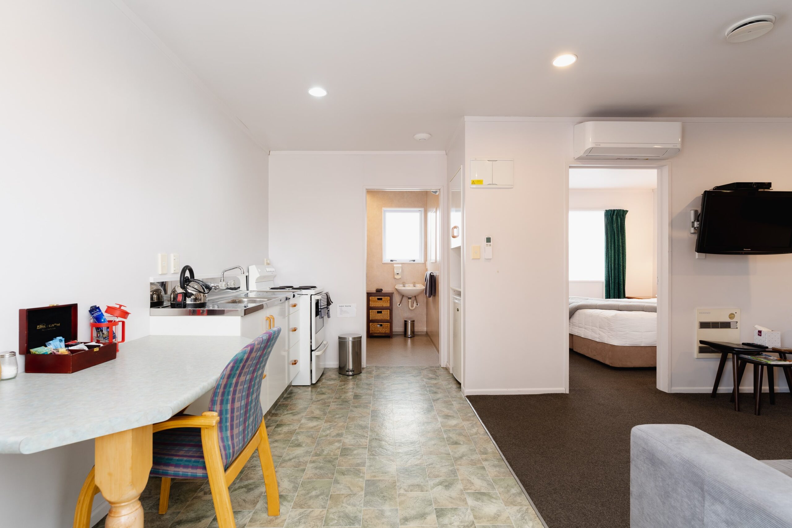 Highway Lodge Motel Accommodation in Balclutha - King One Bedroom Unit