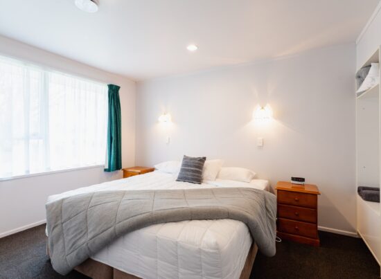 Highway Lodge Motel Accommodation In Balclutha - King One-Bedroom Unit With Spa Bath