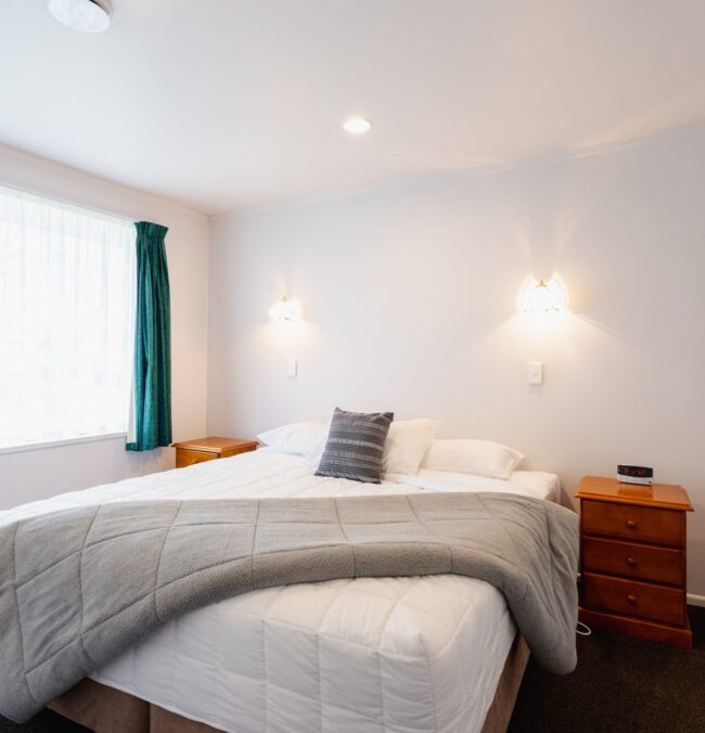 Highway Lodge Motel Accommodation In Balclutha - King One-Bedroom Unit With Spa Bath