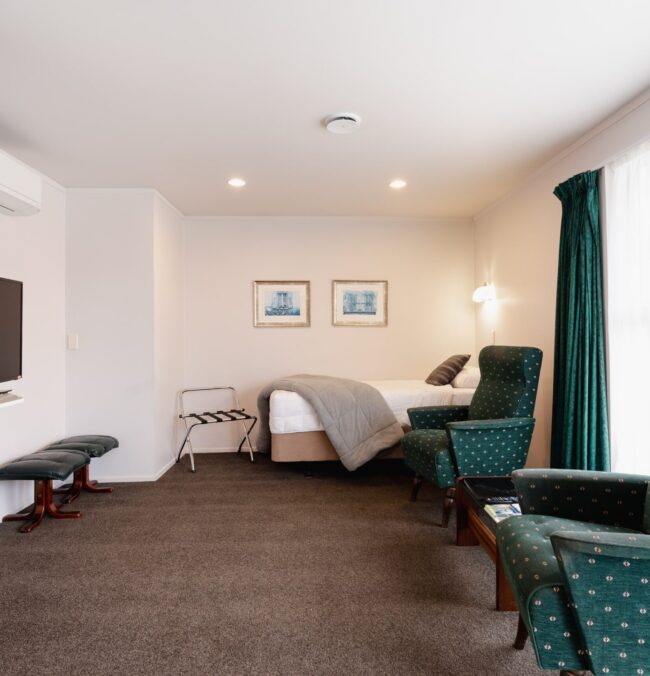 Highway Lodge Motel Accommodation In Balclutha - King One-Bedroom Unit With Spa Bath