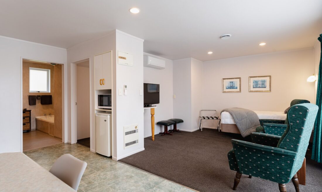 Highway Lodge Motel Accommodation In Balclutha - King One-Bedroom Unit With Spa Bath