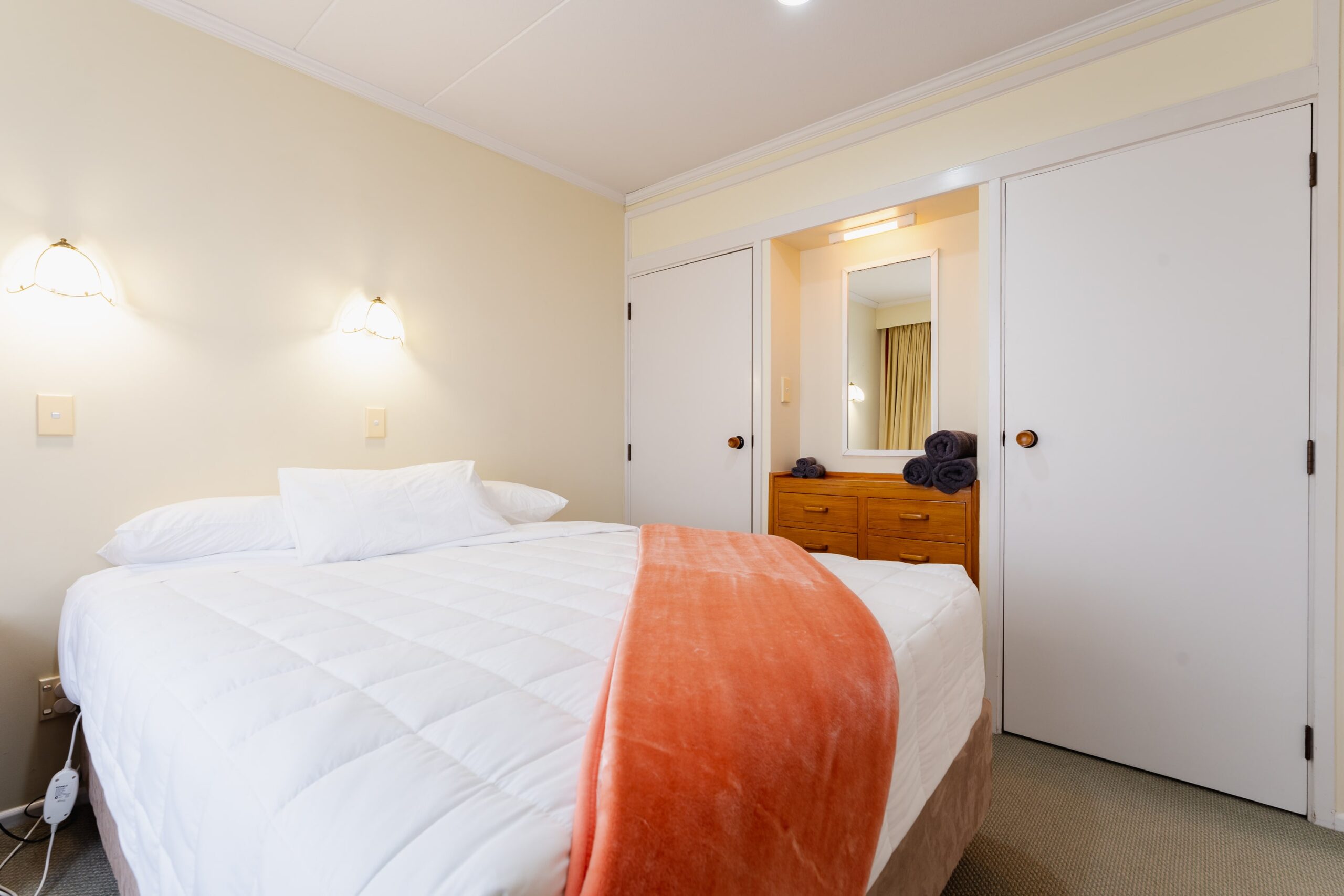 Highway Lodge Motel Accommodation In Balclutha - Queen One-Bedroom Unit