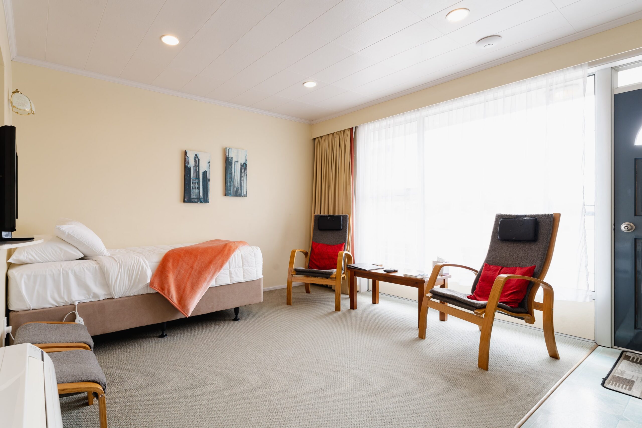 Highway Lodge Motel Accommodation In Balclutha - Queen One-Bedroom Unit