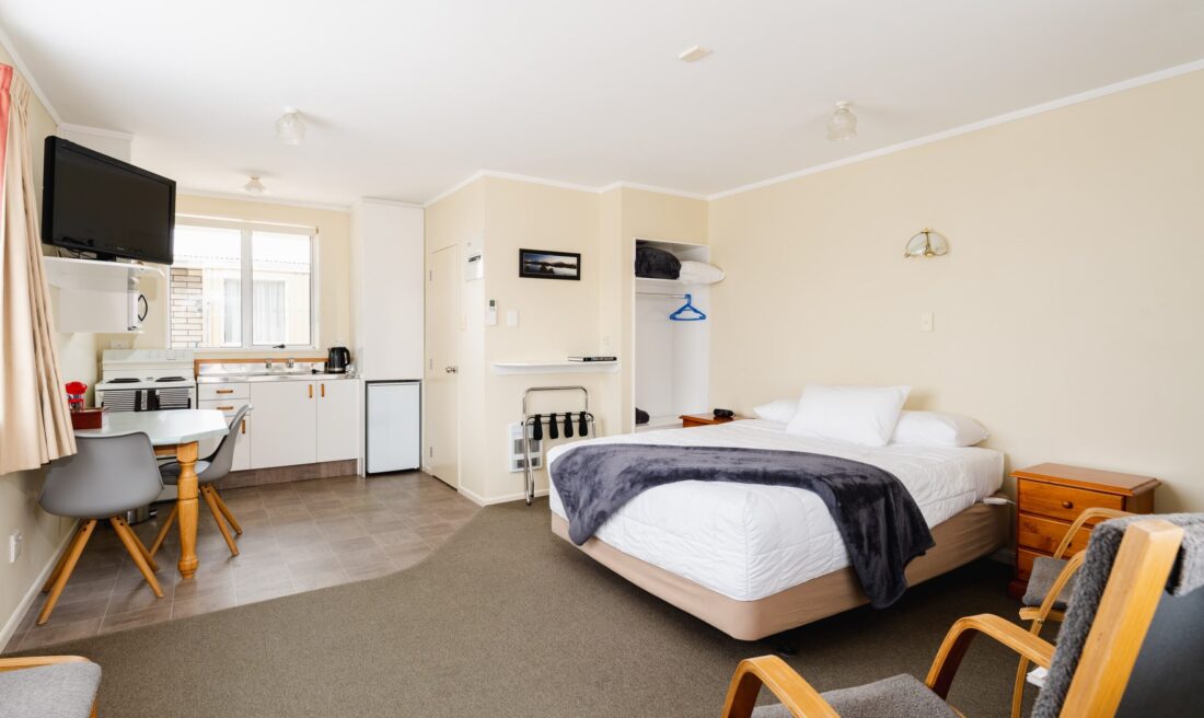 Highway Lodge Motel Accommodation In Balclutha - Queen Only Studio